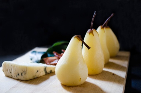 Poached pears with crispy prosciutto and gorgonzola